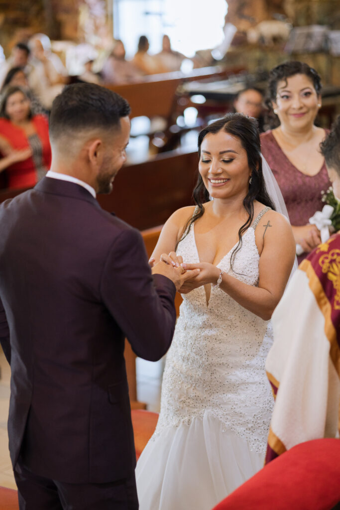 Novios colocando anillos